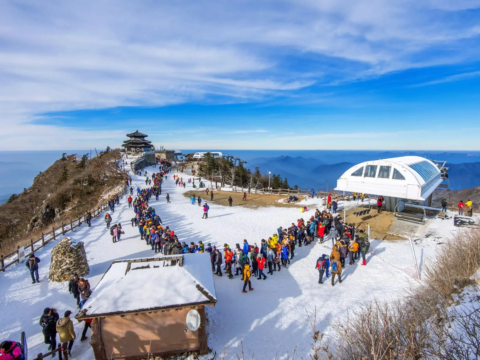 Esquiadores reunidos en un mirador nevado en la cima
