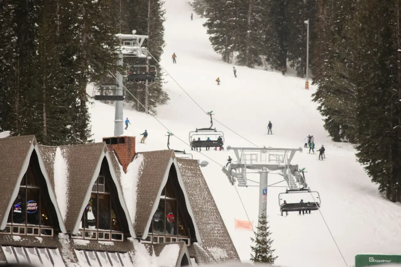 Beginner terrain with its own slow lifts keeps first days calm and uncrowded.